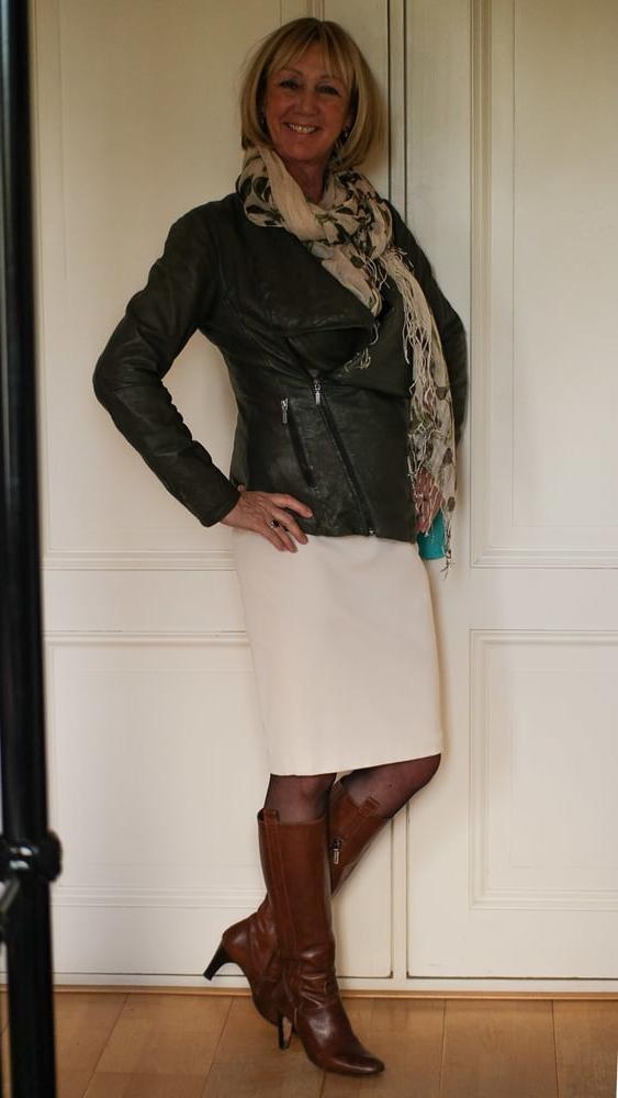 25P Milfs &amp; Gilfs wearing boots no.25