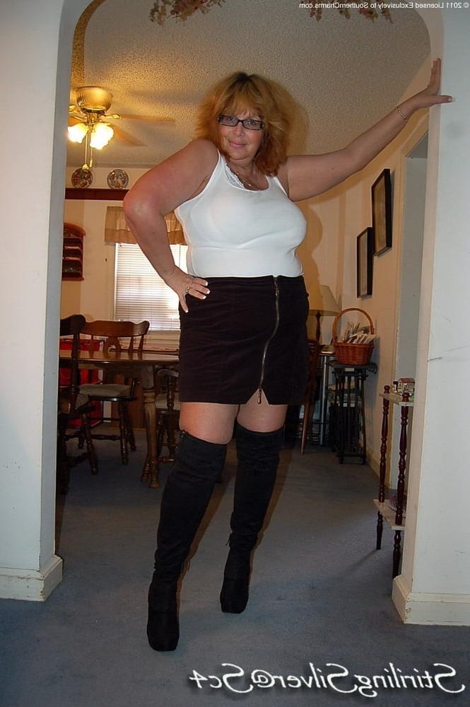 25P Milfs &amp; Gilfs wearing boots no.18