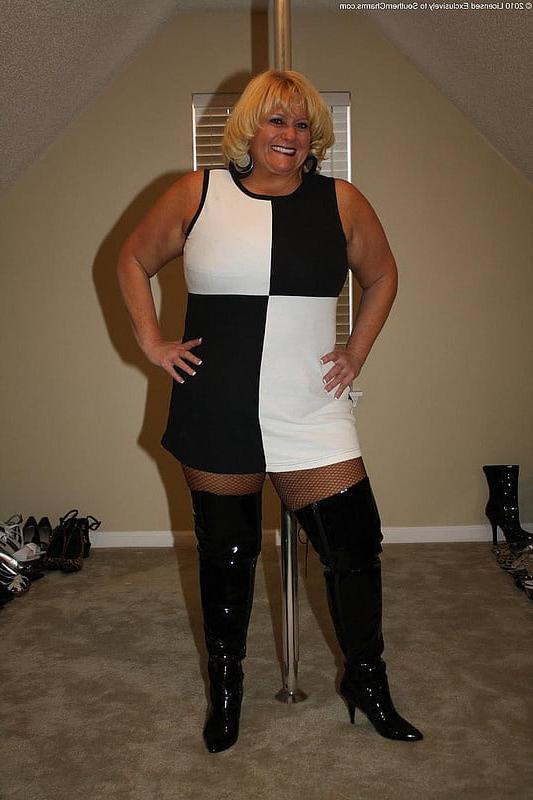 25P Milfs &amp; Gilfs wearing boots no.18