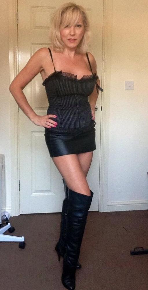 25P Milfs &amp; Gilfs wearing boots no.18