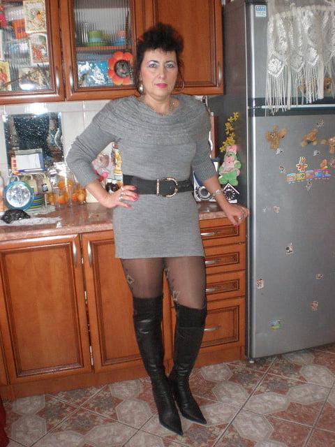 25P Milfs &amp; Gilfs wearing boots no.18