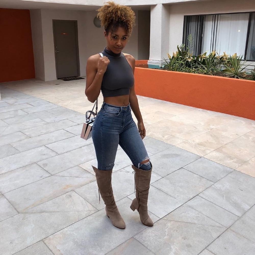 25P Insta Milfs &amp; Gilfs Wearing Boots 2
