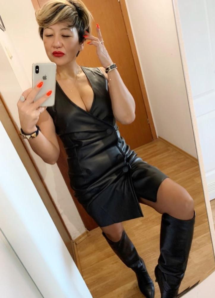 25P Insta Milfs &amp; Gilfs Wearing Boots 2
