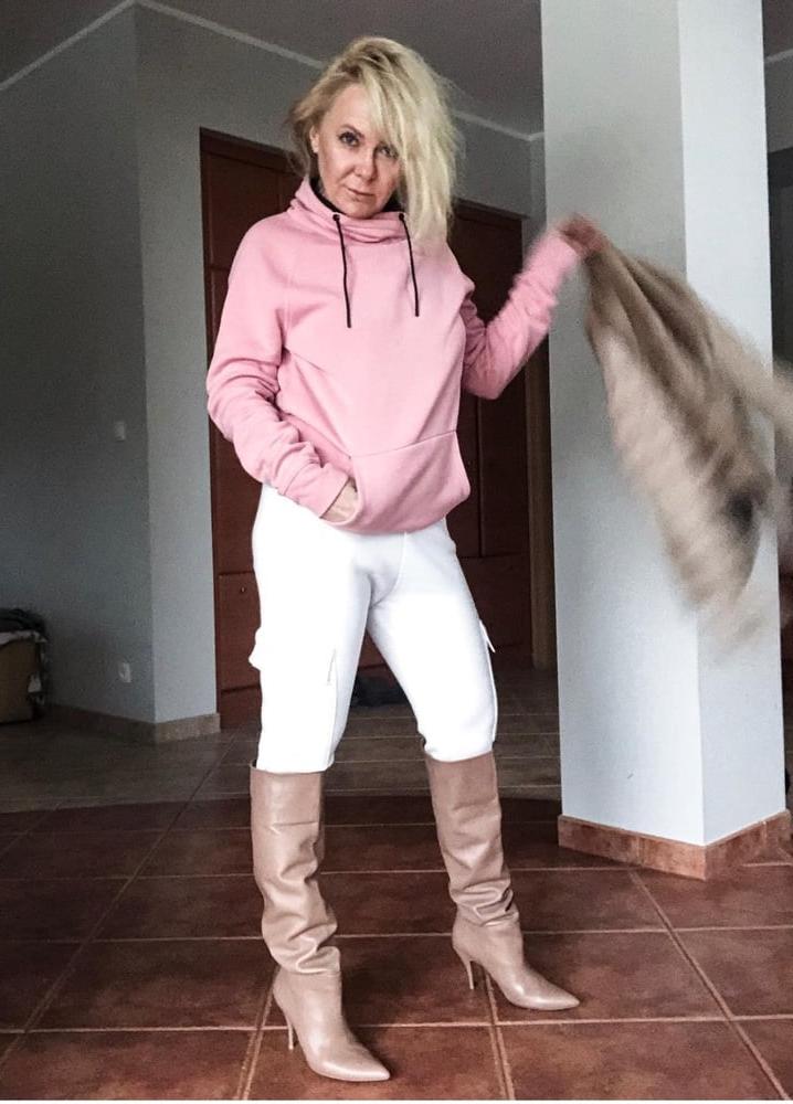 25P Insta Milfs &amp; Gilfs Wearing Boots 2