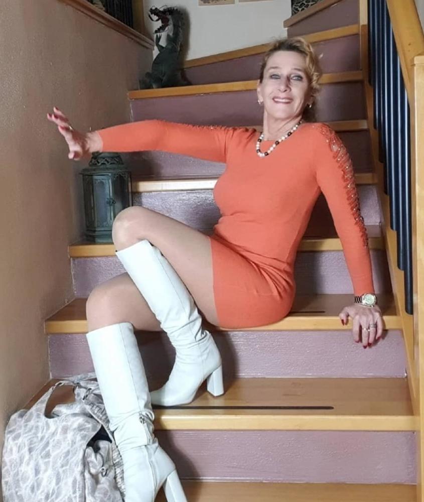 25P Insta Milfs &amp; Gilfs Wearing Boots 2