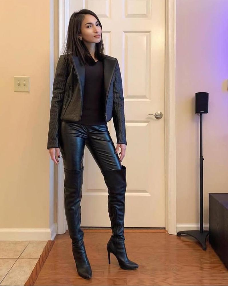 25P Insta Milfs &amp; Gilfs Wearing Boots 5