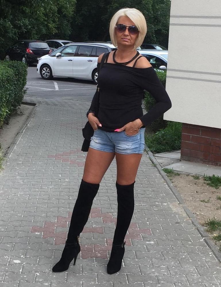25P Insta Milfs &amp; Gilfs Wearing Boots 5