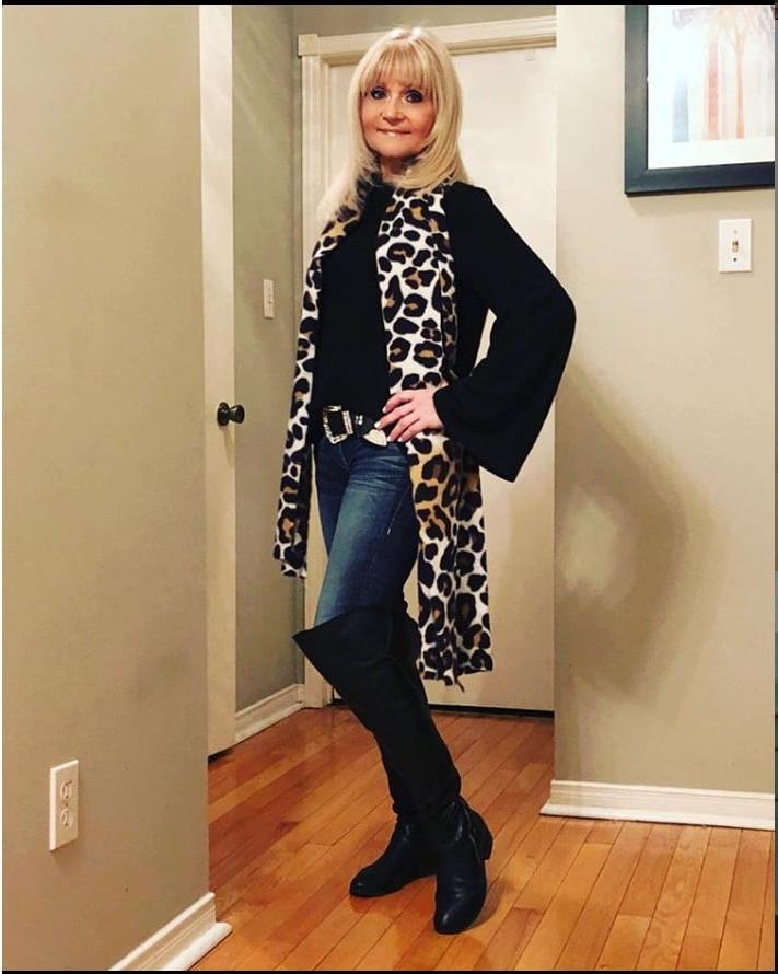 25P Insta Milfs &amp; Gilfs Wearing Boots 5