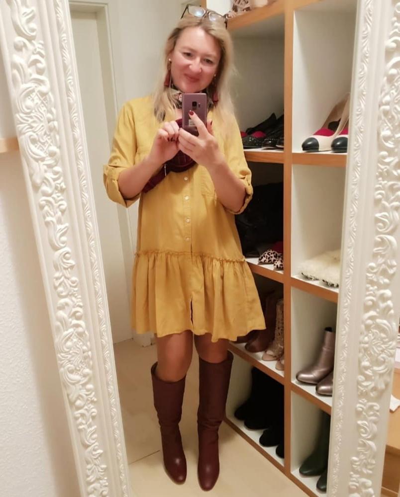25P Insta Milfs &amp; Gilfs Wearing Boots 5