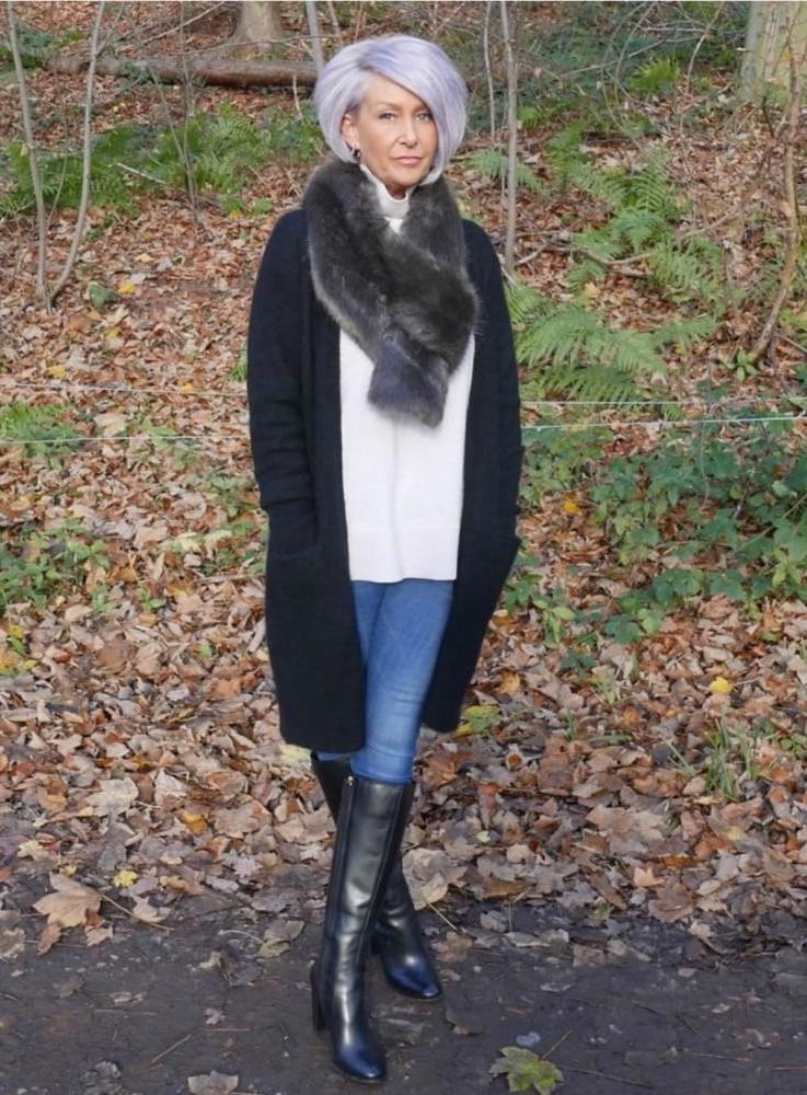 25P Insta Milfs &amp; Gilfs Wearing Boots 5