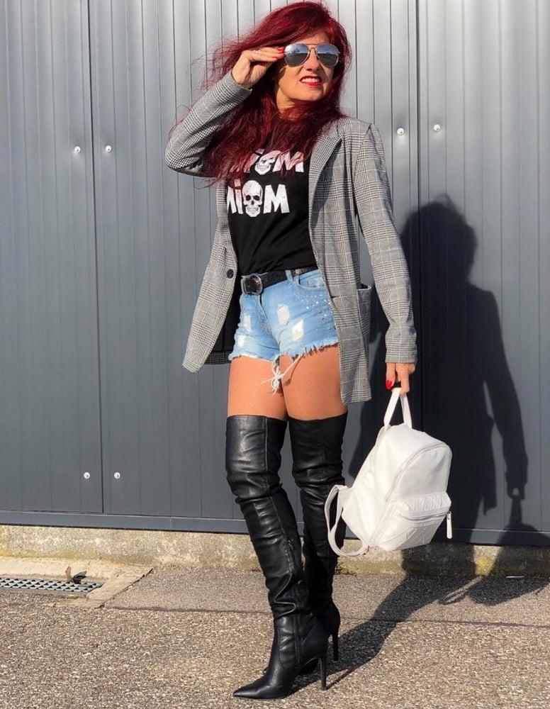 25P Insta Milfs &amp; Gilfs Wearing Boots 5