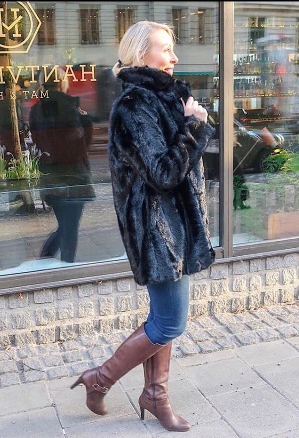 25P Insta Milfs &amp; Gilfs Wearing Boots 5