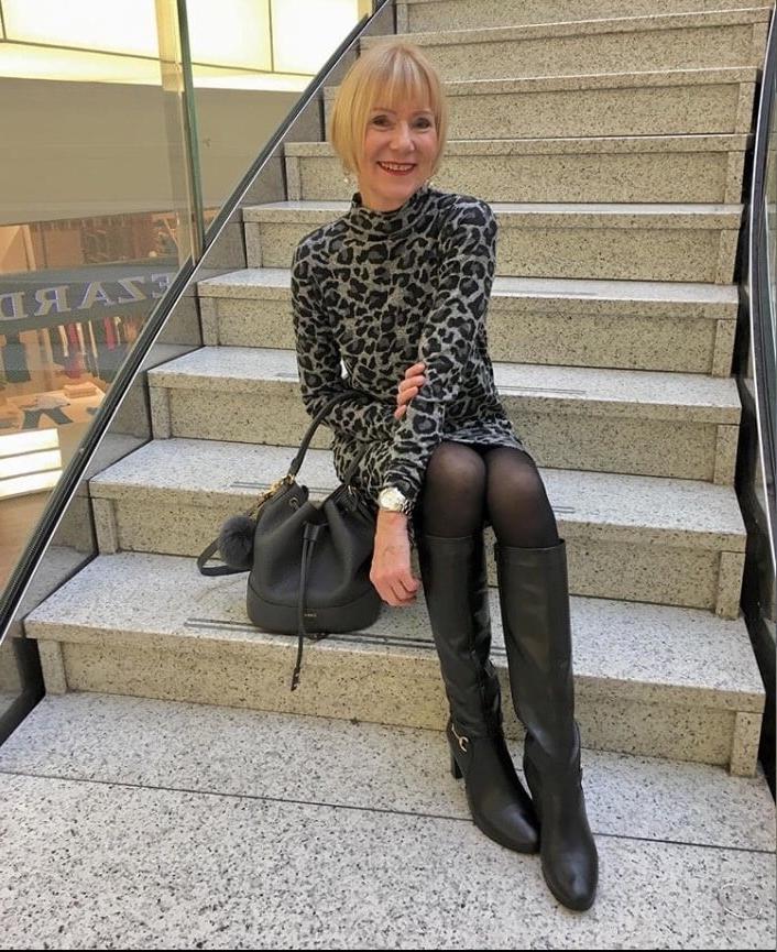 25P Insta Milfs &amp; Gilfs Wearing Boots 5