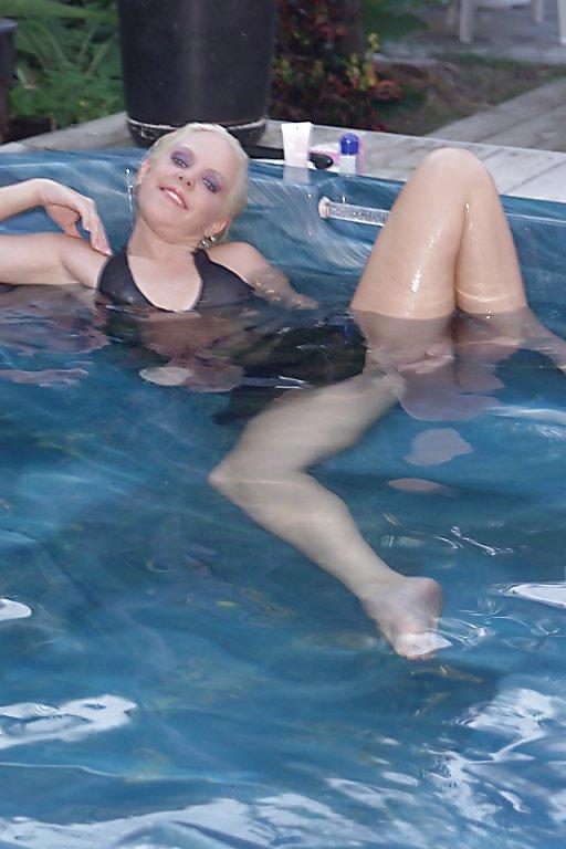 25P Blonde showing off in the garden