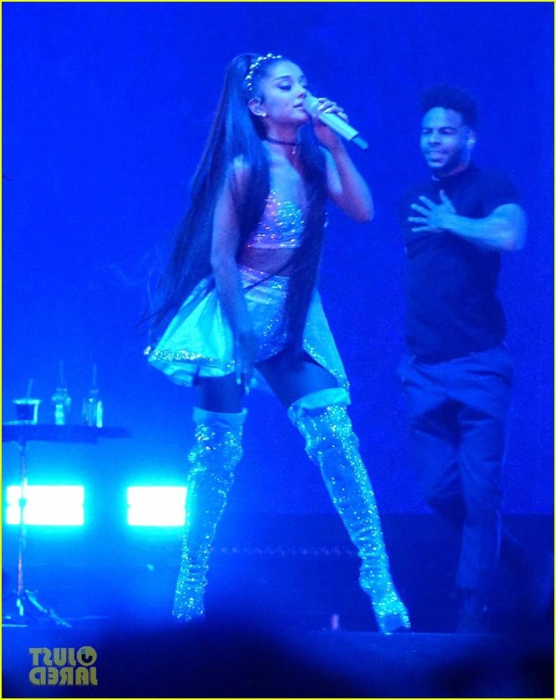 25P Ariana Grande with Boots Vol 09