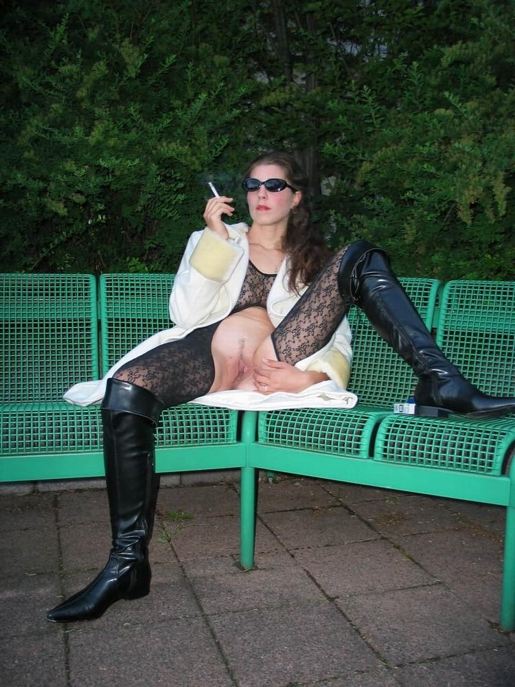 25P WOW She's Smoking 092