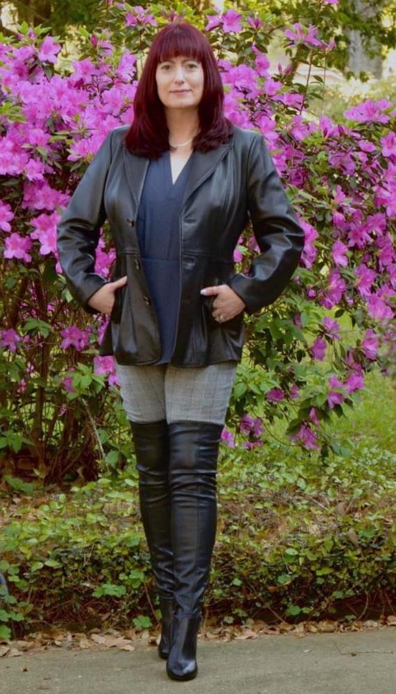 25P Insta Milfs &amp; Gilfs Wearing Boots 7