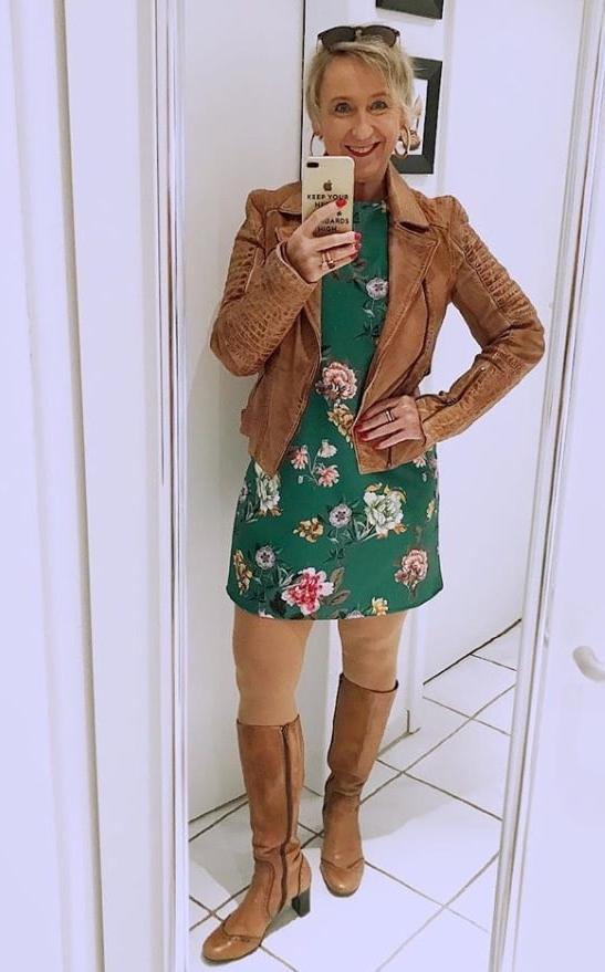 25P Insta Milfs &amp; Gilfs Wearing Boots 7