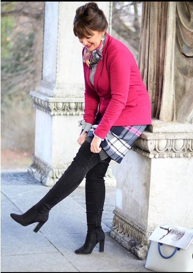 25P Insta Milfs &amp; Gilfs Wearing Boots 7