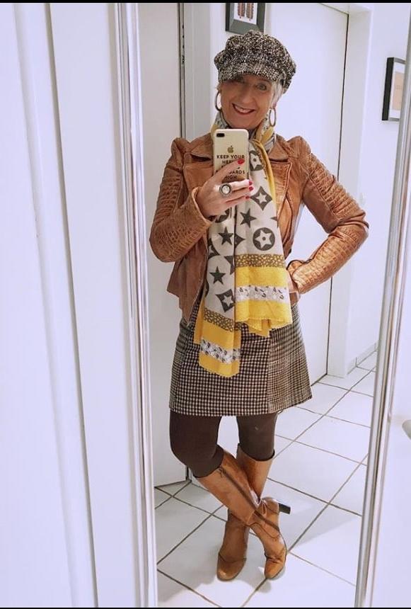 25P Insta Milfs &amp; Gilfs Wearing Boots 7