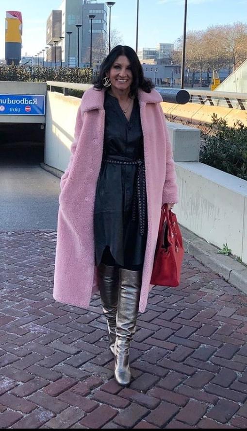 25P Insta Milfs &amp; Gilfs Wearing Boots 7