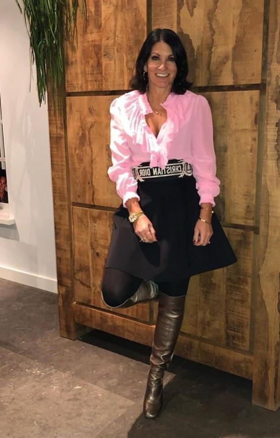 25P Insta Milfs &amp; Gilfs Wearing Boots 7