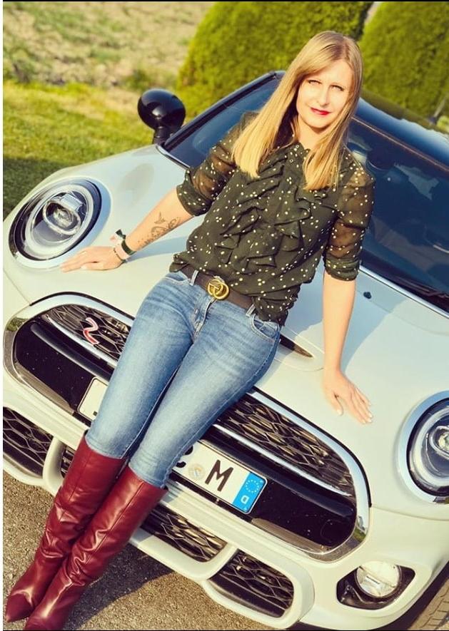 25P Insta Milfs &amp; Gilfs Wearing Boots 7