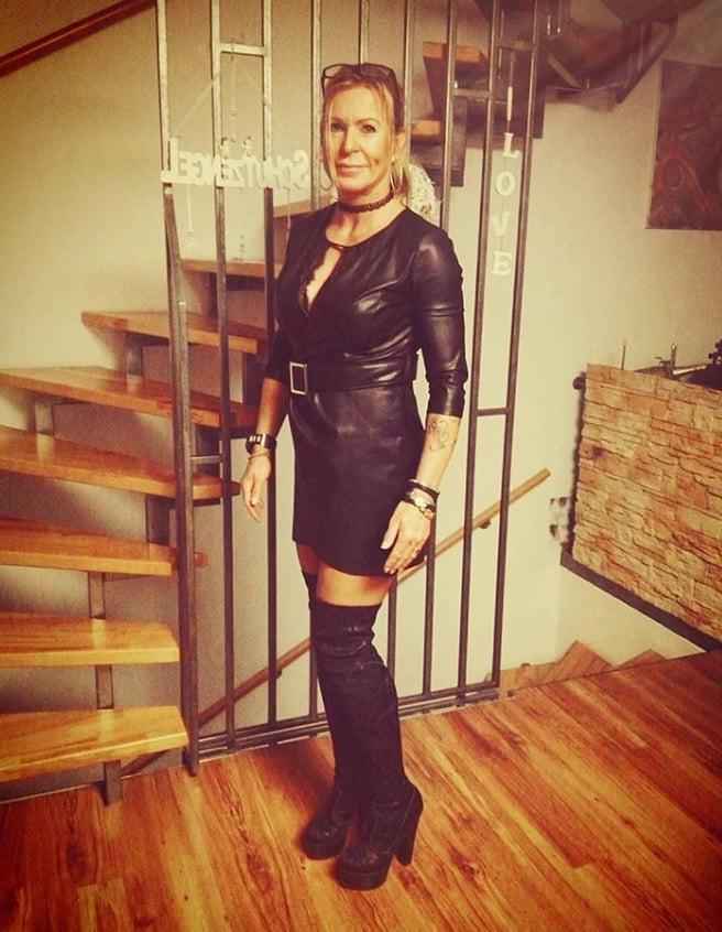25P Insta Milfs &amp; Gilfs Wearing Boots 4