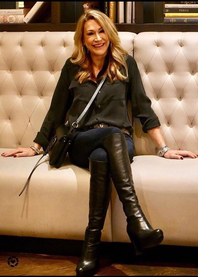 25P Insta Milfs &amp; Gilfs Wearing Boots 4