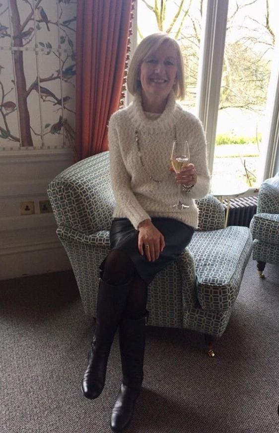 25P Insta Milfs &amp; Gilfs Wearing Boots 4