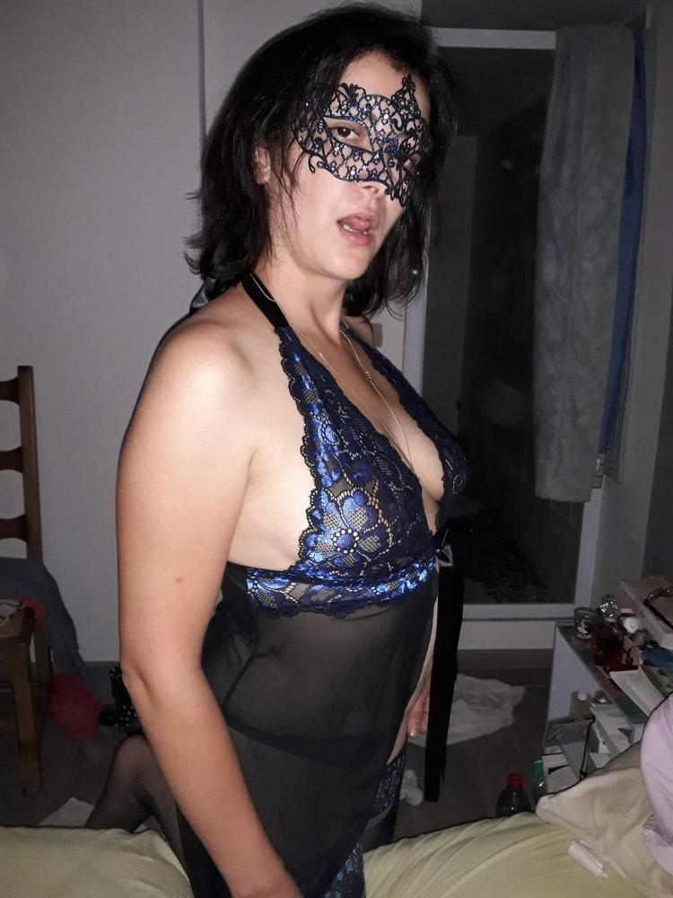25P 0111 - la bonne petite salope d'un ami exhibee pour vous