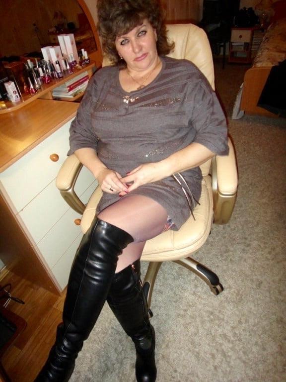 25P Milfs &amp; Gilfs wearing boots no.2