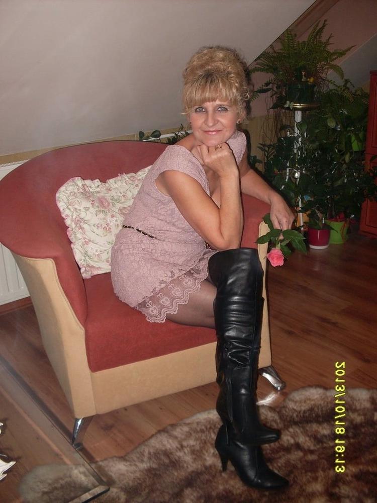 25P Milfs &amp; Gilfs wearing boots no.4