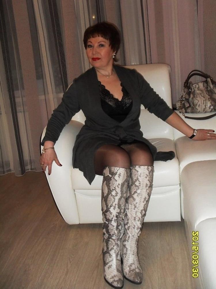 25P Milfs &amp; Gilfs wearing boots no.4