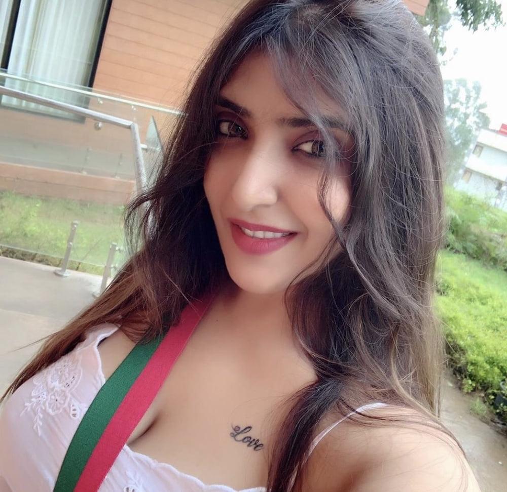 25P Amateur Indian Hot Girl Nude Selfie Part 2