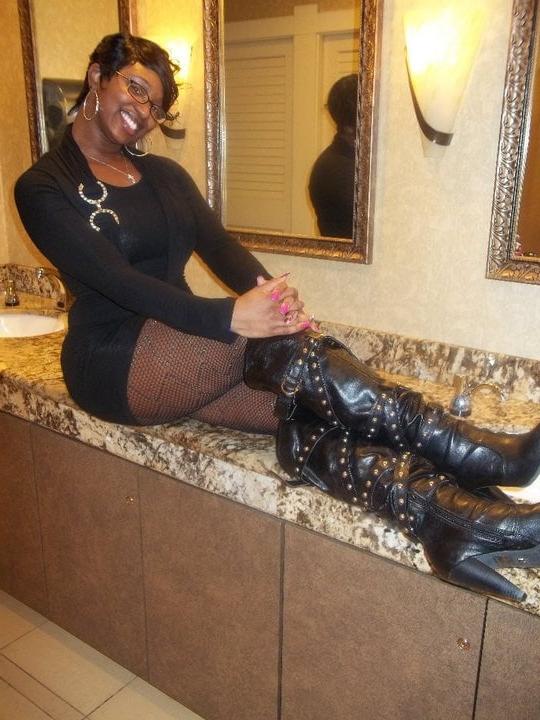 25P Ebony Goddess wearing Boots no.3
