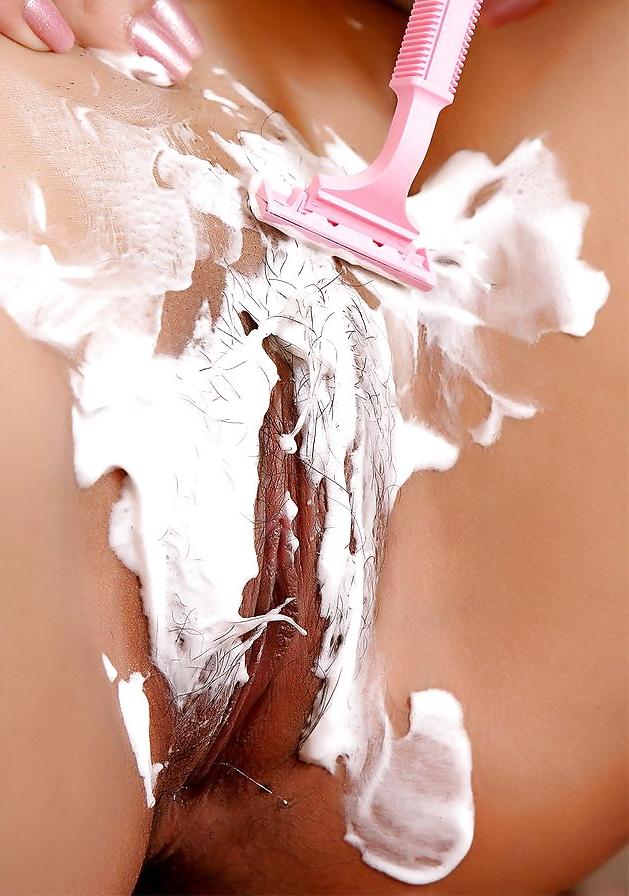 25P Hot Babes Shaving their Pussys - Session 1