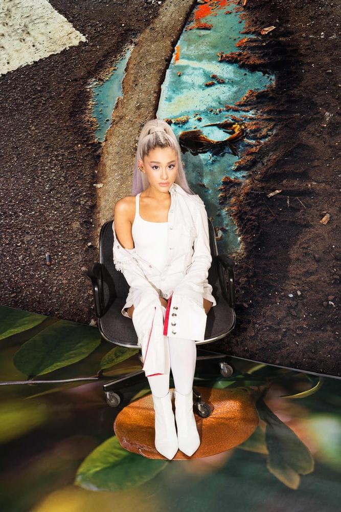 25P Ariana Grande with Boots Vol 02