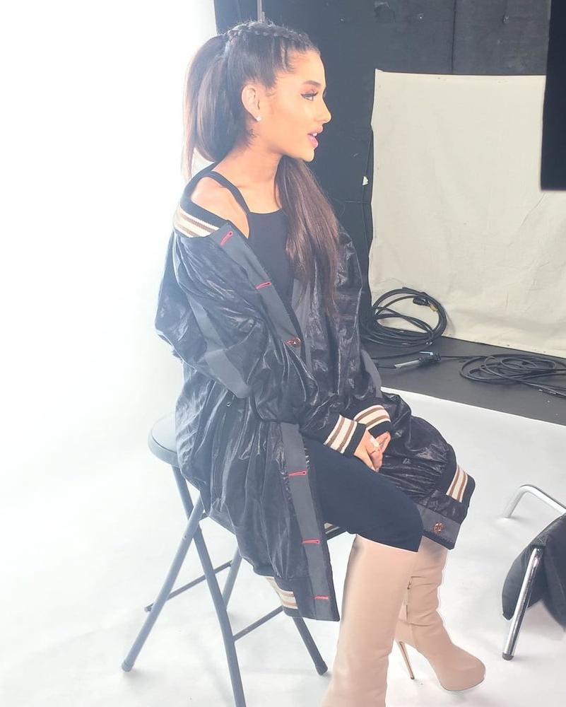 25P Ariana Grande with Boots Vol 03