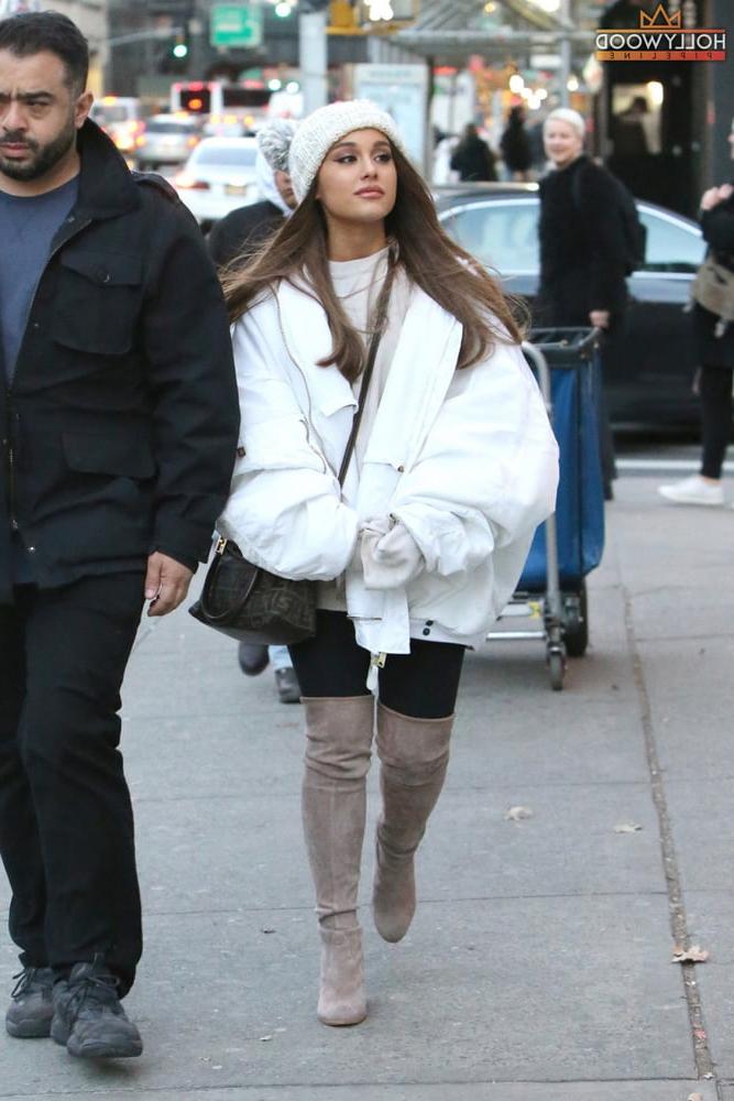 25P Ariana Grande with Boots Vol 01