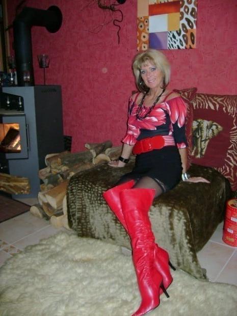 25P Milfs &amp; Gilfs wearing Boots no.1