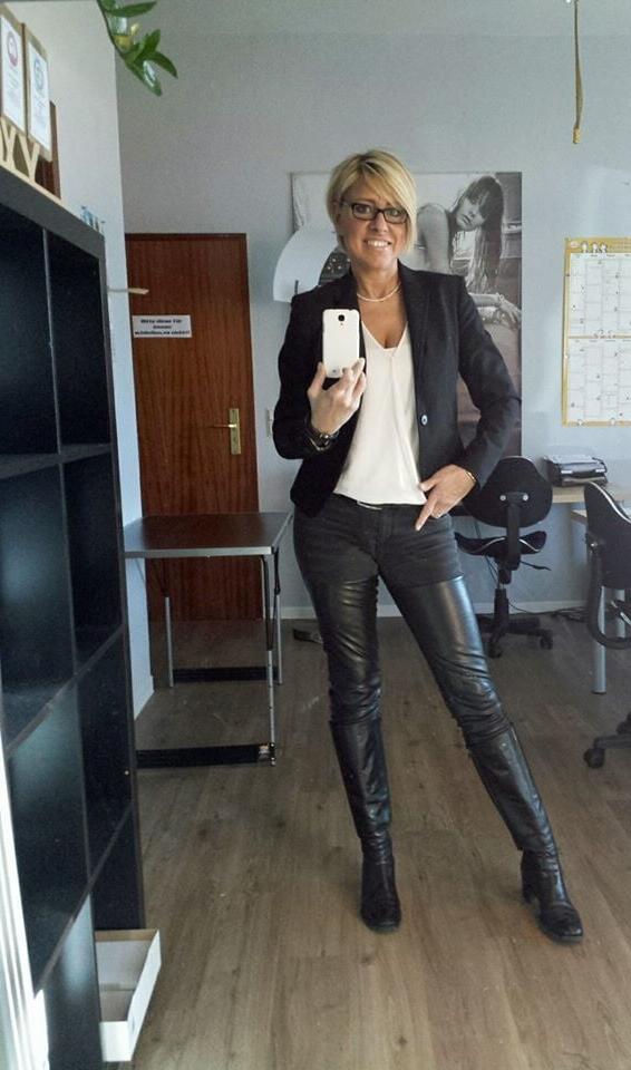 25P Milfs &amp; Gilfs wearing Boots no.1