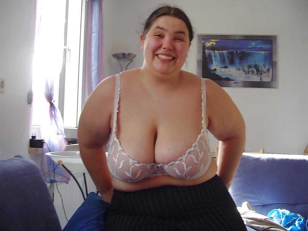 15P Wife strips for a friend and he make pics