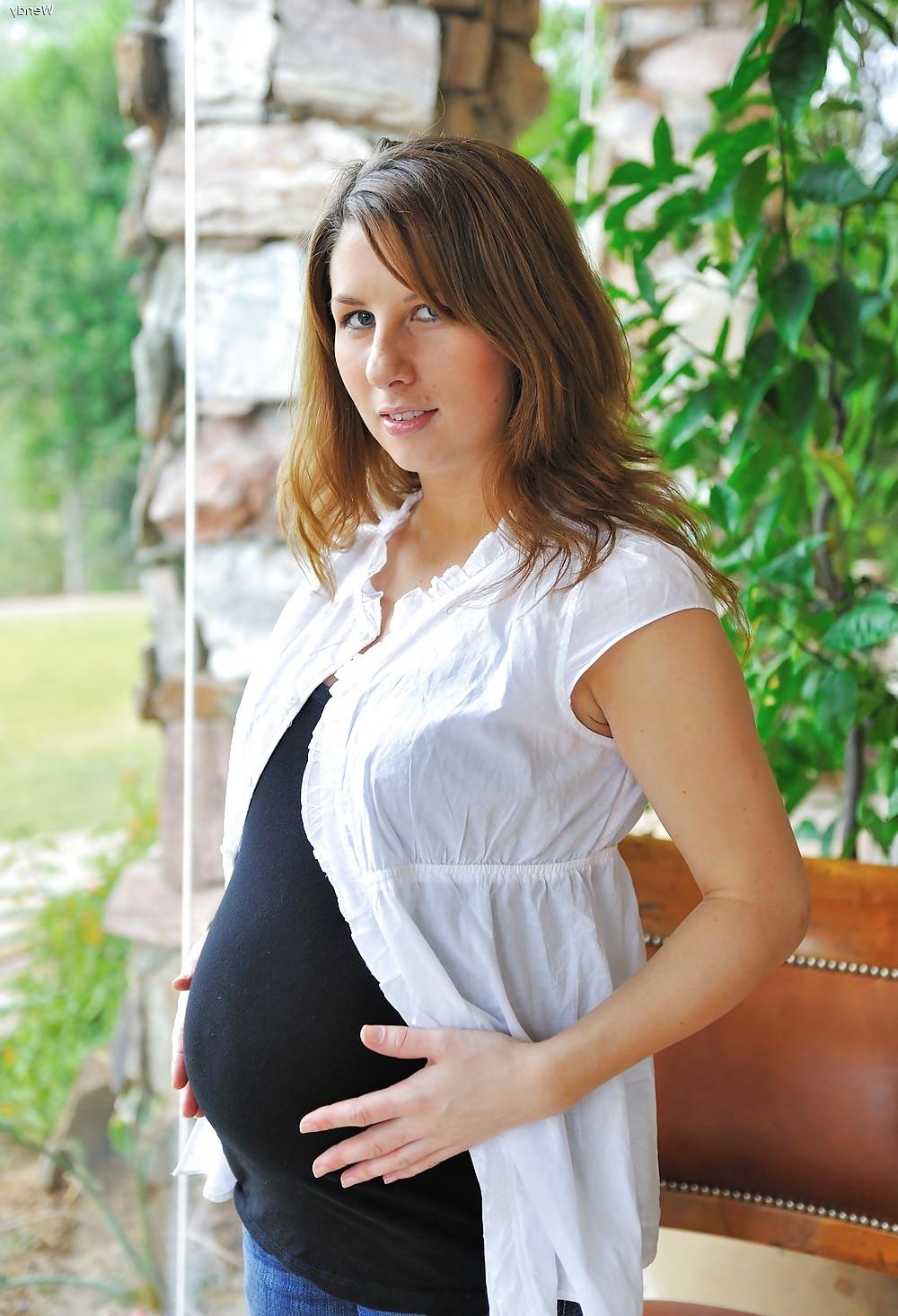 12P My pregnat girl posing fot fotoshoot