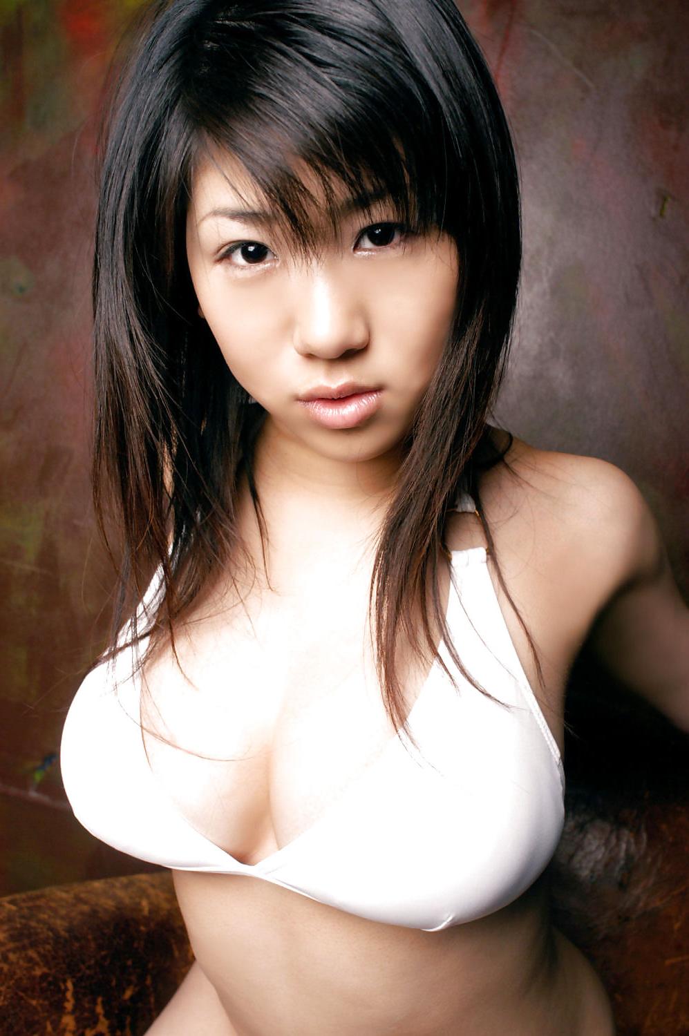 25P Japanese Bikini Babes-Hina Kawai