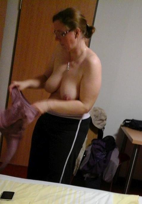 15P Sneek Pics of My Wife Changing