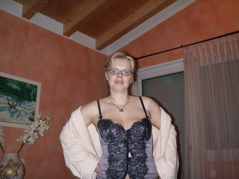 24P blonde wife uro exposed