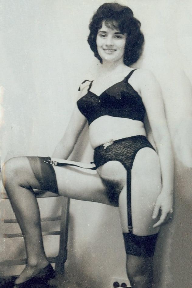 5P Women Need Exposure 809- Sexy Vintage Wife