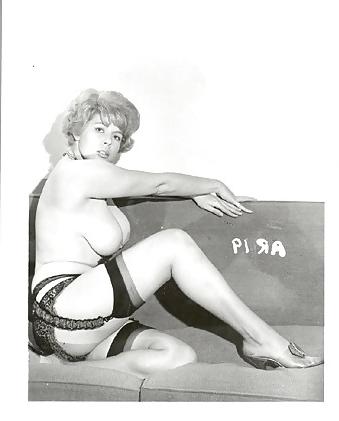 20P BUSTY VINTAGE RETRO BABES #004