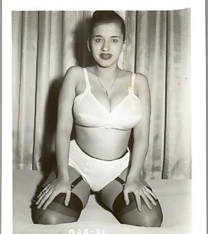 20P BUSTY VINTAGE RETRO BABES #004